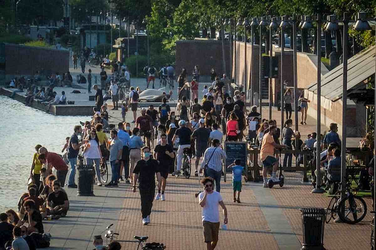 Lombardia, l'indice Rt torna a salire: ora è a 0,86. Sopra l'1 si rischia nuova chiusura