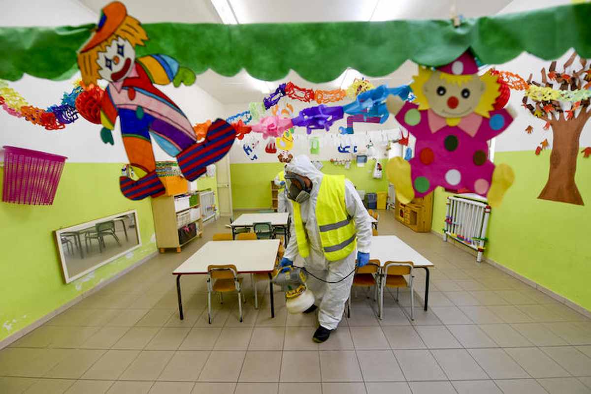 Castellanza, braccialetto giocattolo per tenere a distanza i bimbi all'asilo: vibra a meno di 1 mt