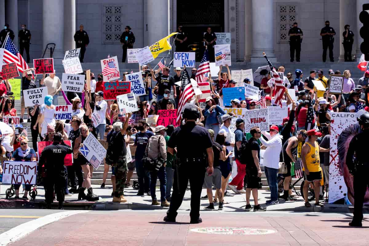 Coronavirus, in California proteste contro la chiusura delle spiagge