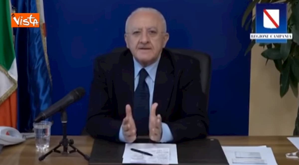 De Luca sugli assistenti civici: "Faranno esercizi spirituali con il saio, spero non disturbino pennichella" VIDEO