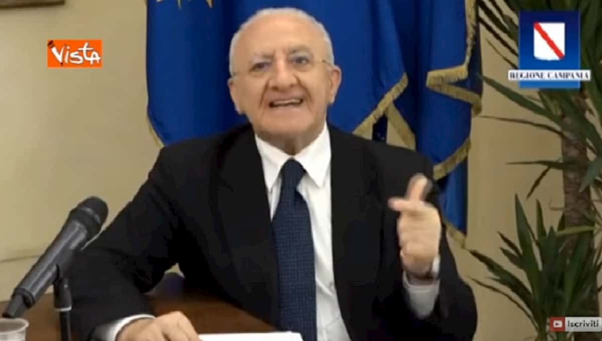 Vincenzo De Luca contro Salvini "per gli occhiali dal colore pannolino di bimbo" VIDEO