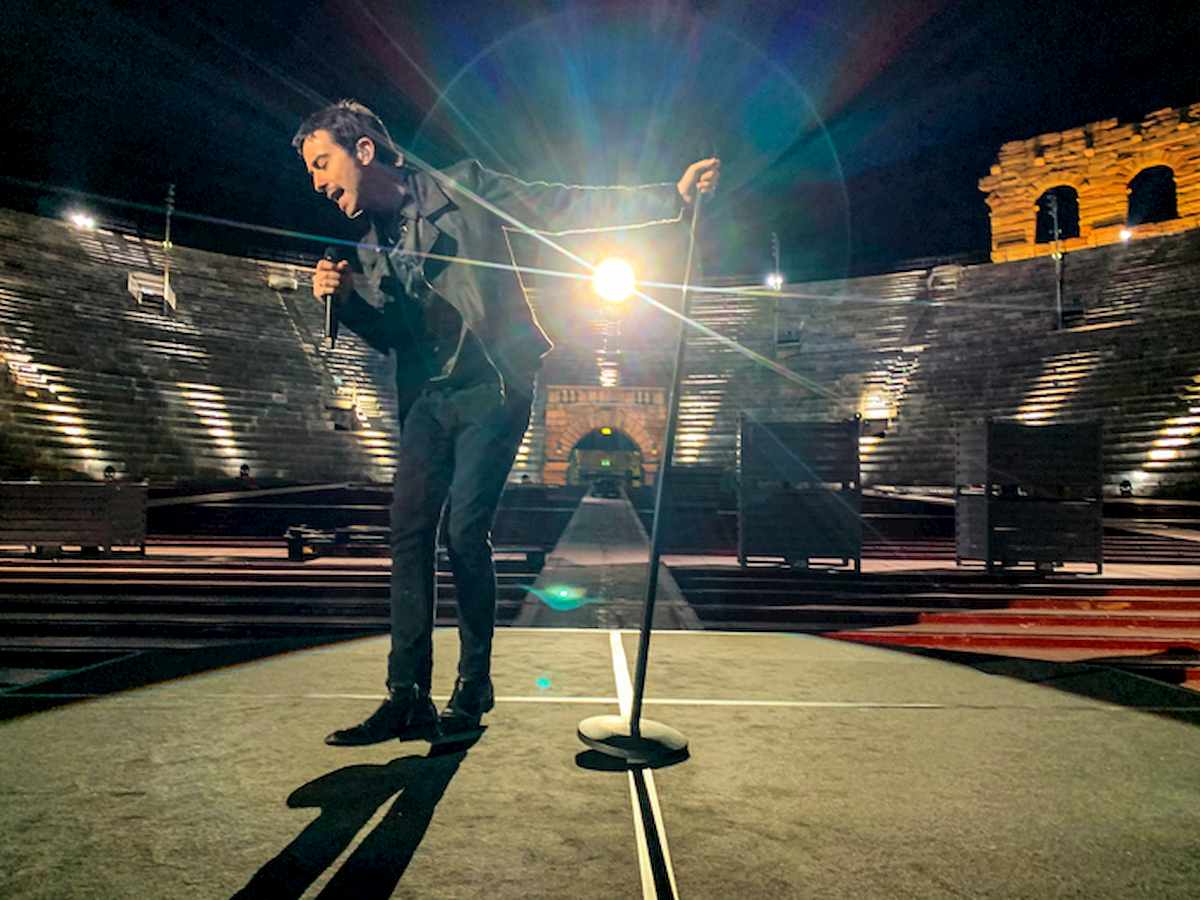 Diodato canta solo nell'Arena di Verona deserta per Europe Shine a Light