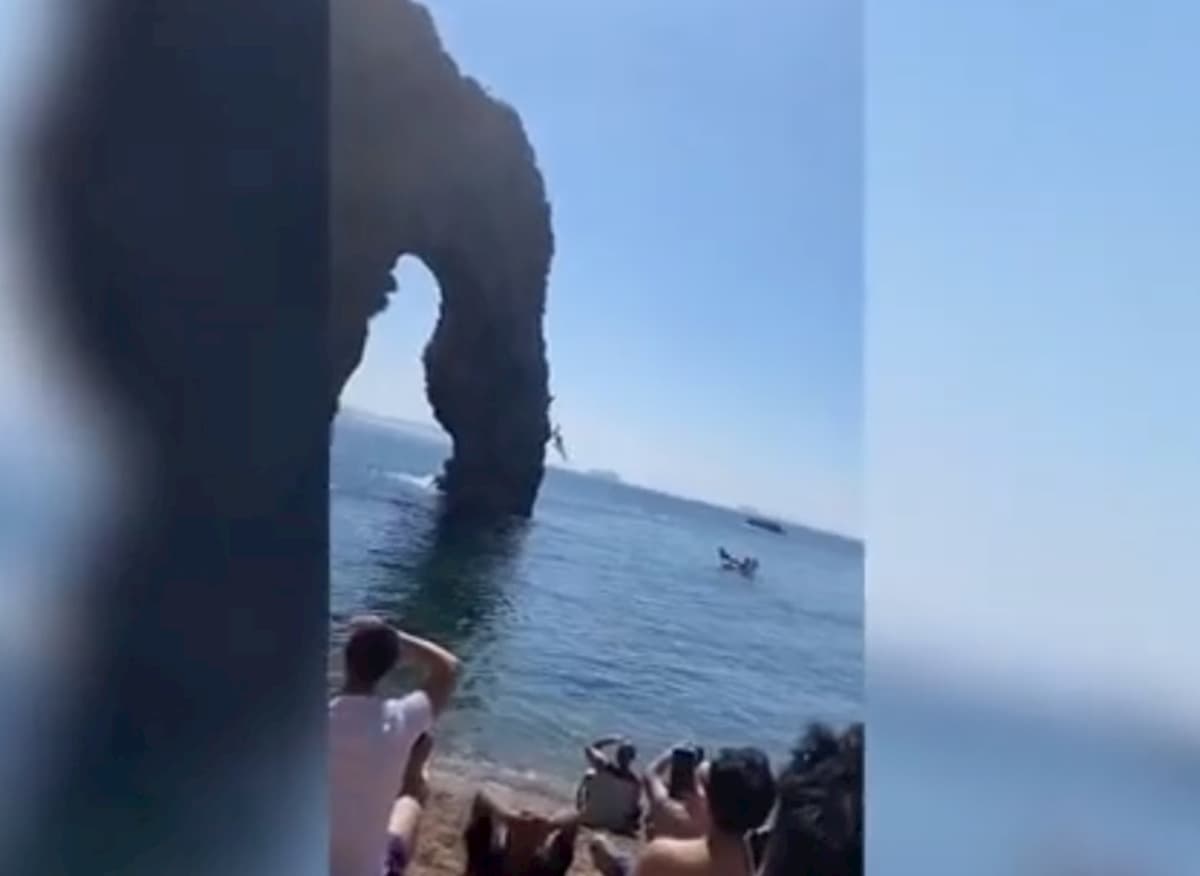 Si tuffano dalla scogliera alta 20 metri: 4 feriti a Durdle Door VIDEO