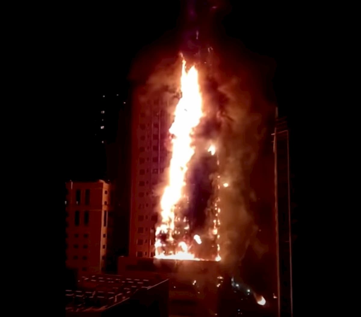 Emirati Arabi, incendio in un grattacielo residenziale a Sharjah VIDEO