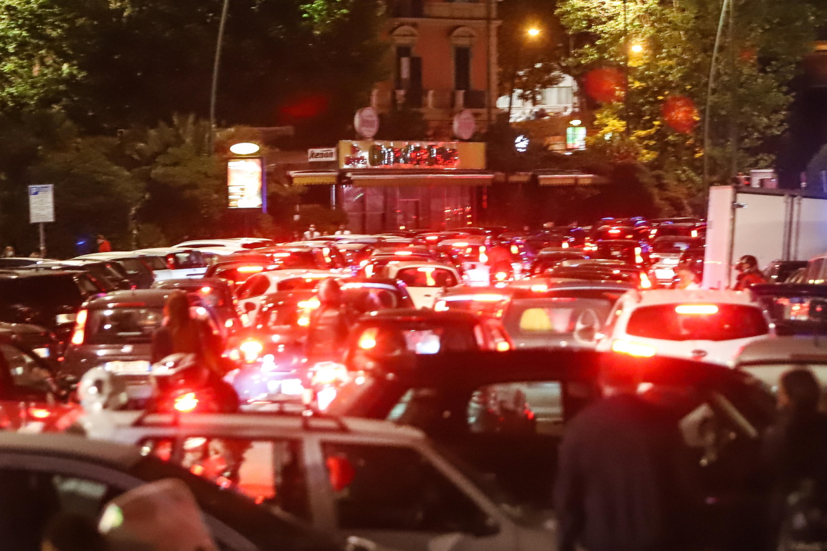 Fase 2 Napoli, assembramenti in strada. Giovani minacciano fotoreporter