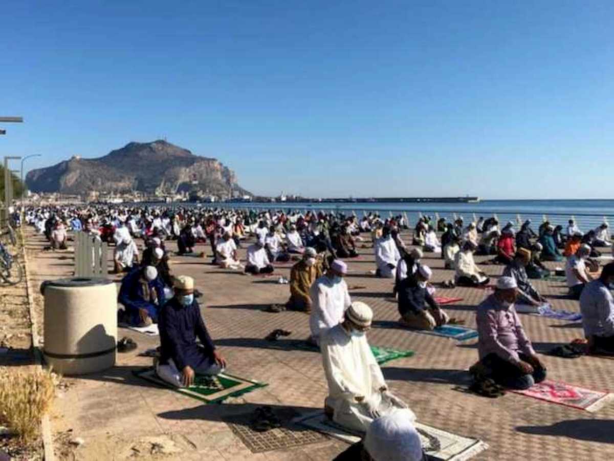 Eid al-Fitr col coronavirus, oggi i musulmani festeggiano la fine del Ramadan a distanza