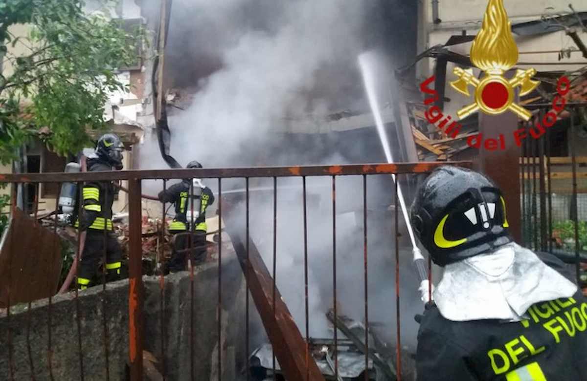 Fino Mornasco, esplode villetta all'alba: morto un giovane di 21 anni