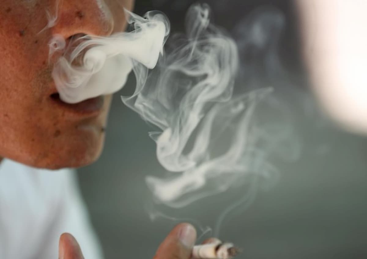 Fumo e coronavirus, studio italiano: "Fumatori meno a rischio contagio"