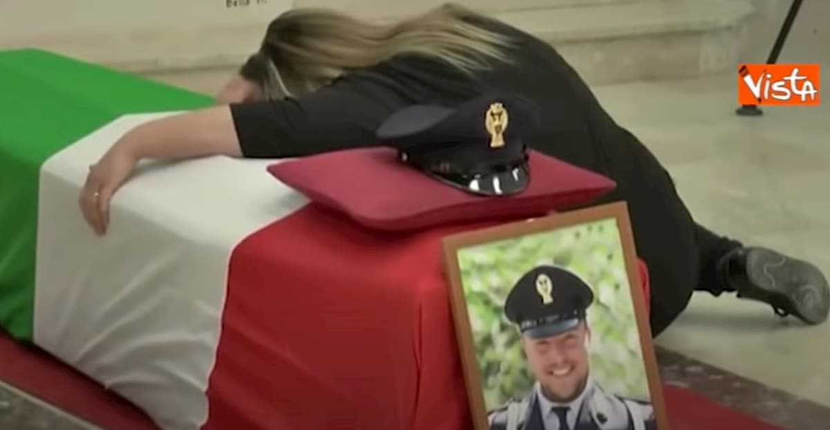 Pasquale Apicella, ai funerali lo strazio della moglie abbracciata alla bara VIDEO