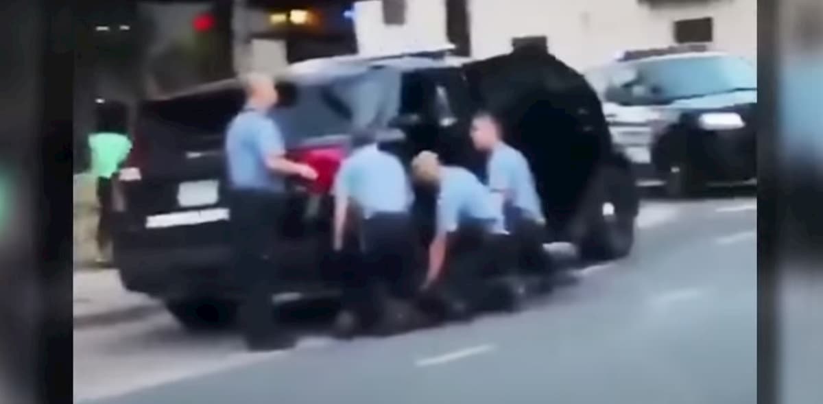 Minneapolis, nuovo video morte George Floyd: tre gli agenti sopra, Chauvin lo "soffoca" per 9 minuti
