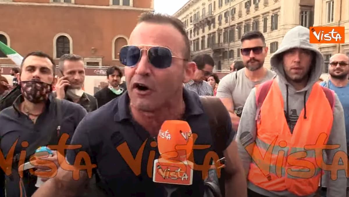 Gilet arancioni a Roma: "Il coronavirus è un bluff della finanza mondiale” VIDEO