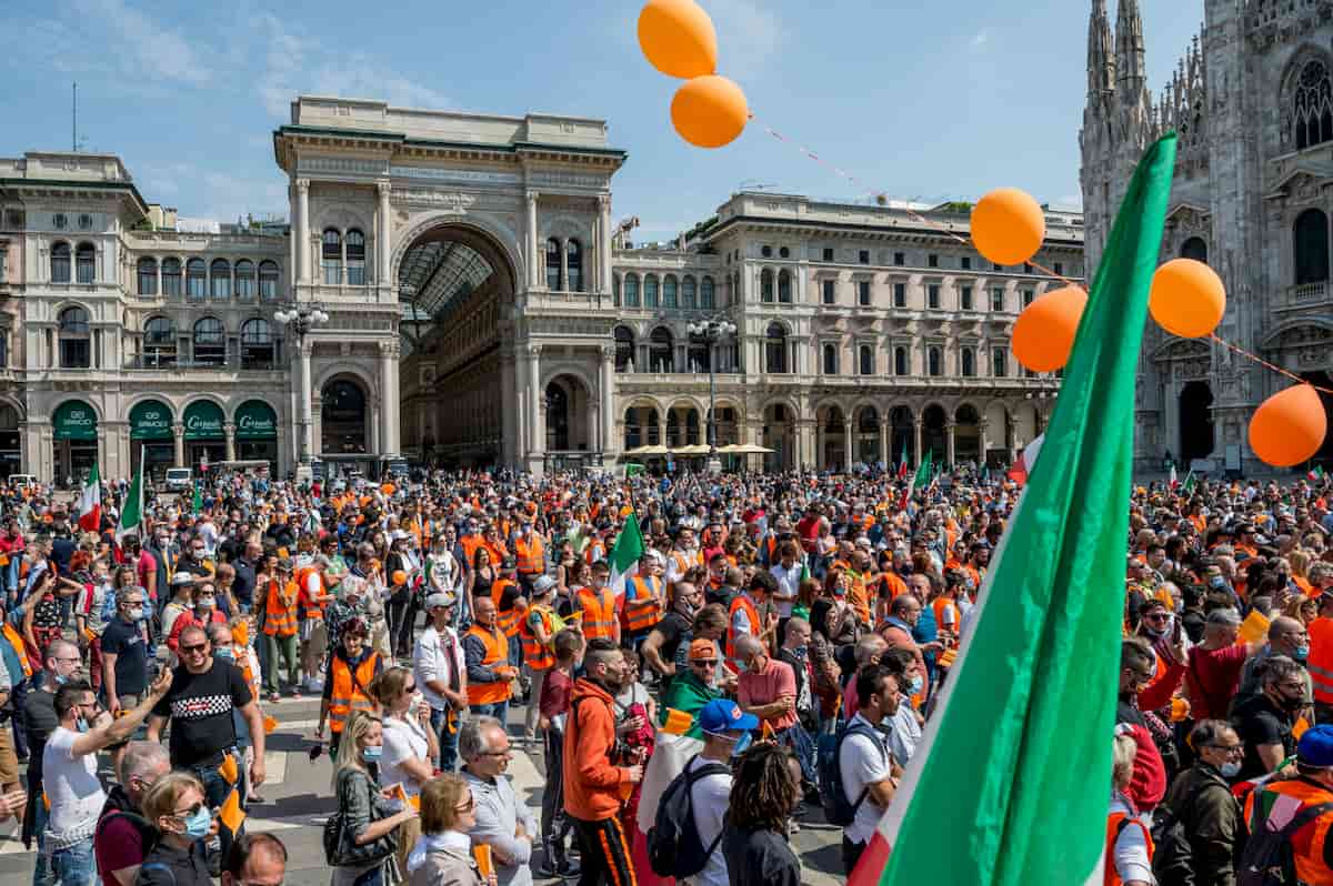 Gilet arancioni in piazza da Milano a Roma: scontri, nessuna distanza né mascherine, sanzioni in arrivo