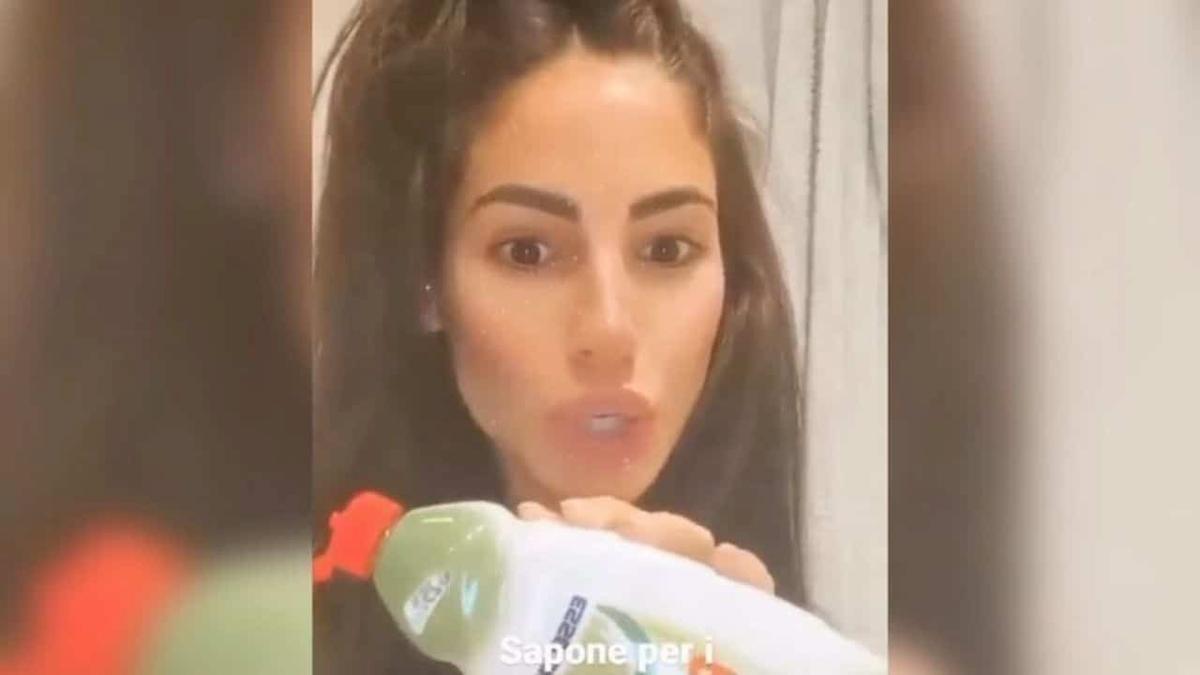 Giulia De Lellis si lava i capelli col detersivo per piatti. Poi chiede aiuto ai parrucchieri: "Ho sbagliato?"
