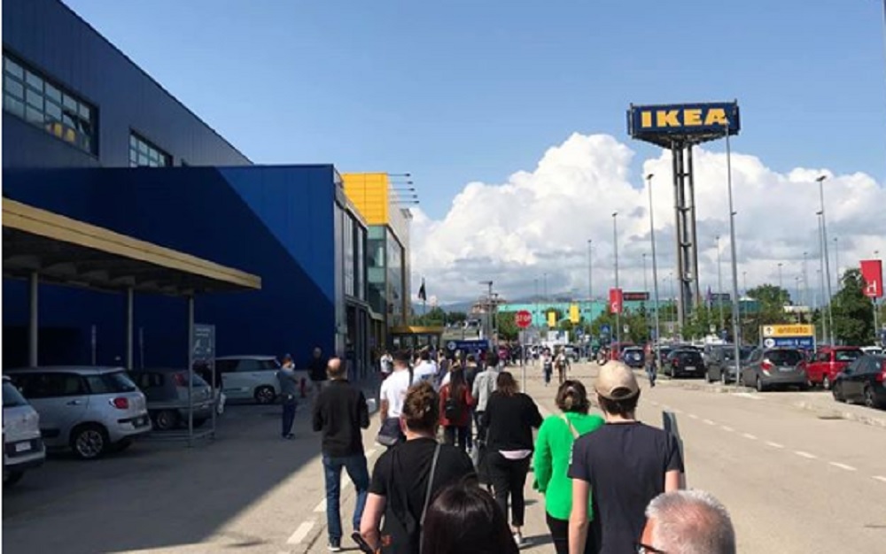 Ikea riapre. Migliaia di persone in fila a Milano, Torino, Roma, Bari...
