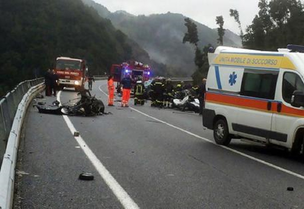 Incidente A13 vicino Bologna, auto fuori strada e una ribaltata. Un morto e 4 feriti