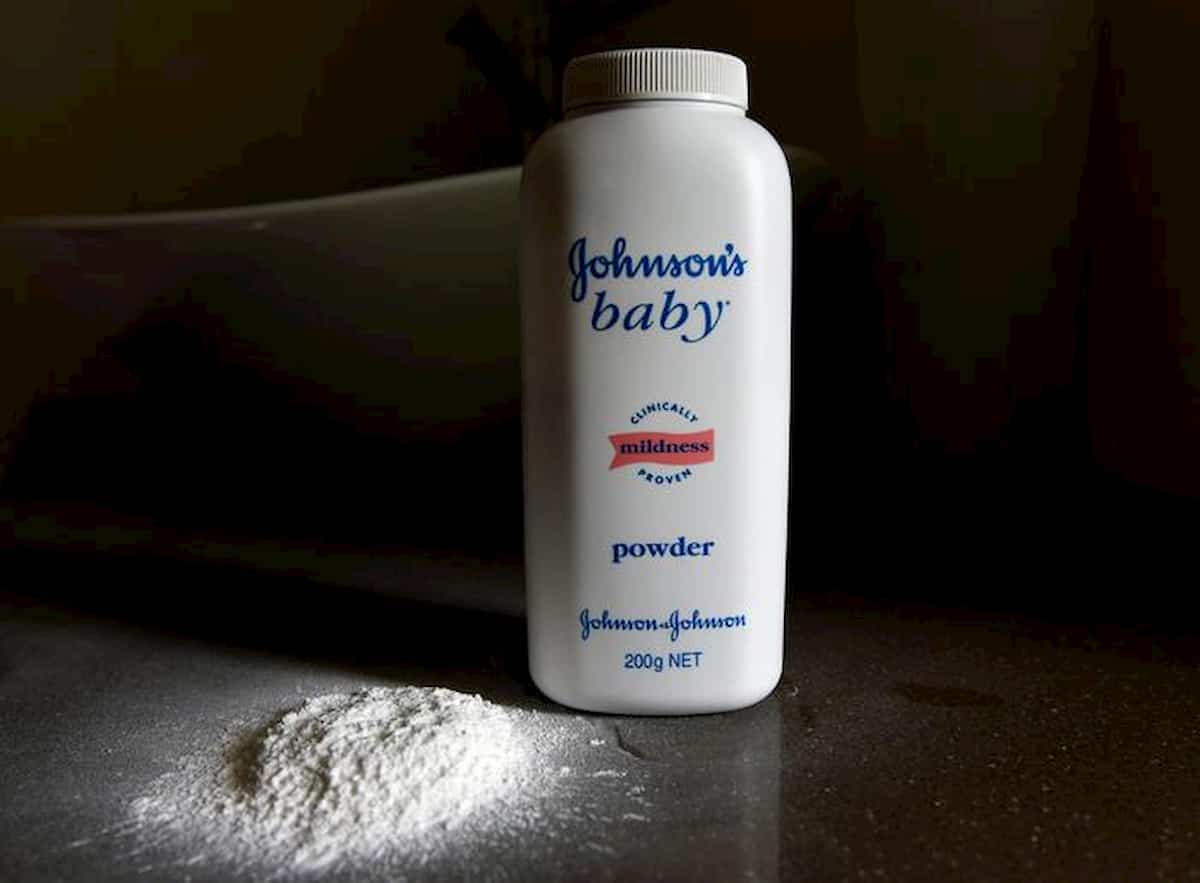 Johnson & Johnson, talco per bambini ritirato dal mercato in Usa e Canada: non lo compra più nessuno perché si teme provochi il cancro