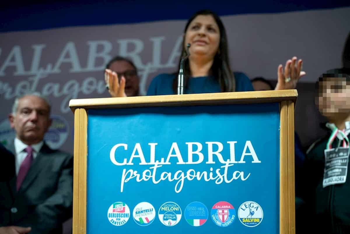 Calabria fa retromarcia: niente ritorno dei vitalizi ai politici. Almeno così dicono...