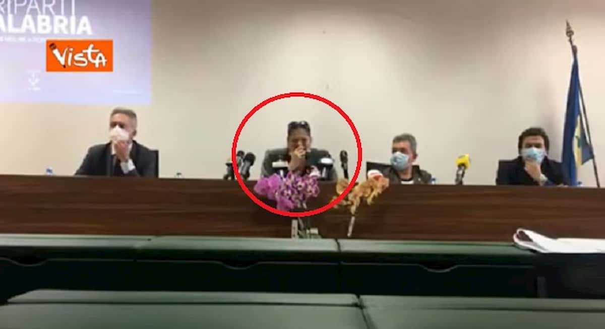 Jole Santelli tossisce sulla mano in conferenza stampa poi passa il microfono VIDEO