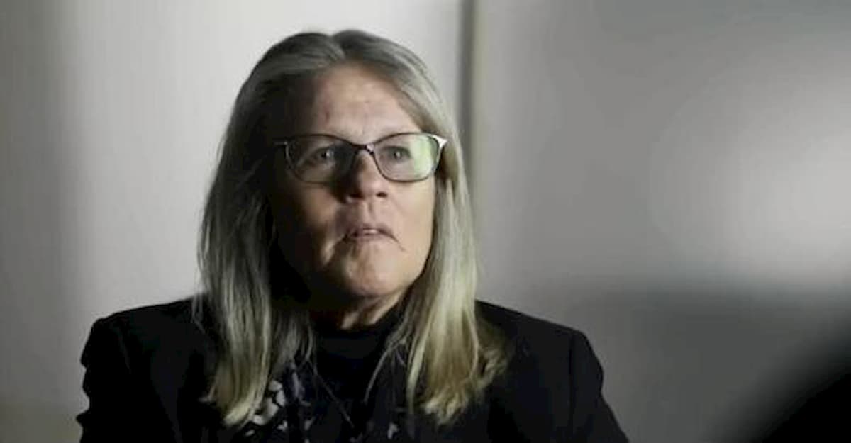 Judy Mikovits antenne 5G e vaccini portano virus, perfino Facebook e Youtube la cancellano