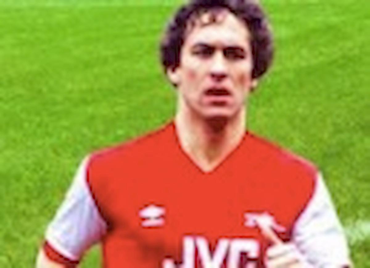 Kenny Sansom, ex leggenda dell'Arsenal, lotta per la vita in ospedale