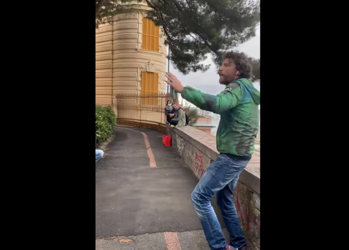 Covid-19, 4 mila casi a Genova gli fa un baffo. Folla per un comico. Vigili?