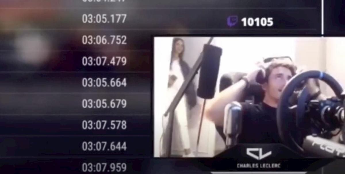 Leclerc lascia la fidanzata fuori casa per giocare a Twitch, lei si iscrive per scrivergli