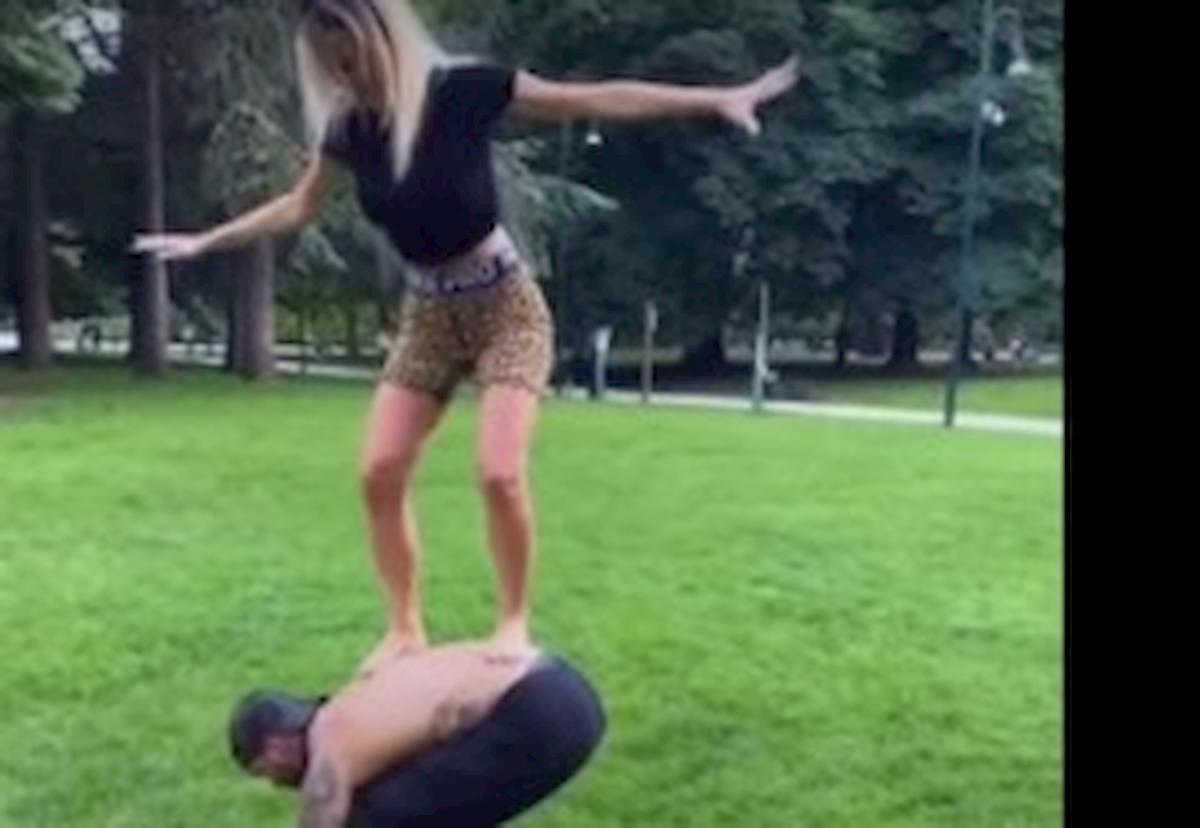 Diletta Leotta, allenamento acrobatico al parco con Daniele Scardina