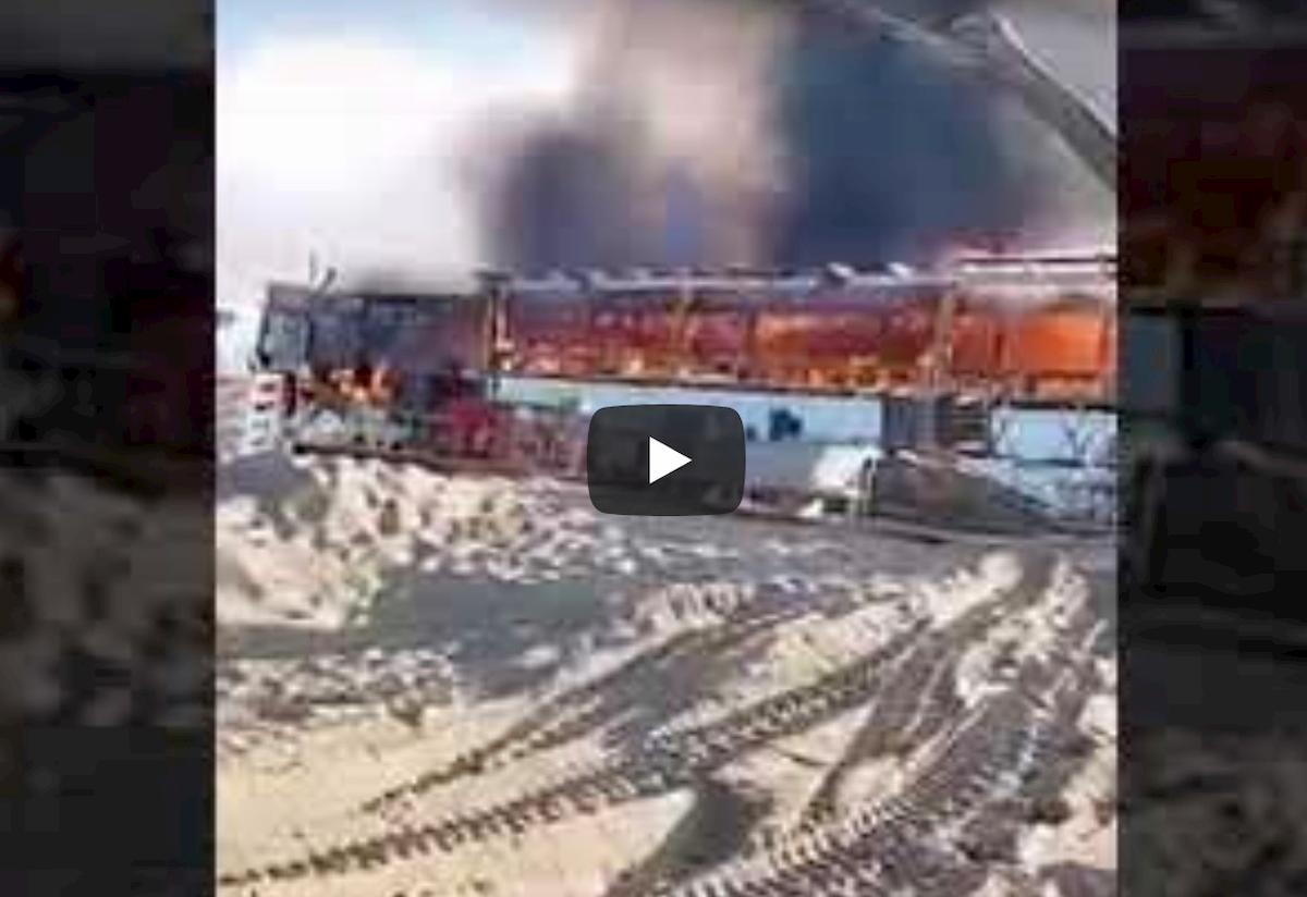 Castel Volturno, incendio nella notte al Lido Verde: stabilimento balneare distrutto VIDEO