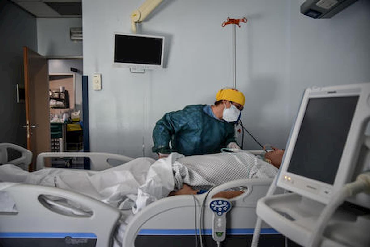 Coronavirus, in Lombardia diminuiscono i contagi ma aumentano i ricoverati