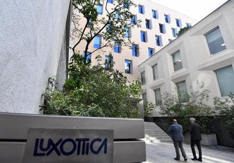 Coronavirus, Luxottica: tamponi e badge per tracciare i contatti tra i suoi dipendenti