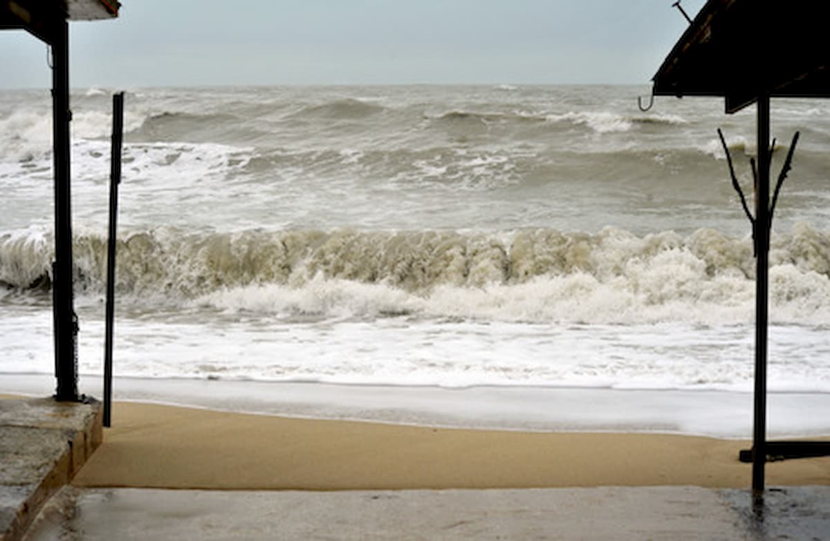 Marina di Ravenna, Marina di Ravenna, poliziotto salva una donna in balia del mare mosso