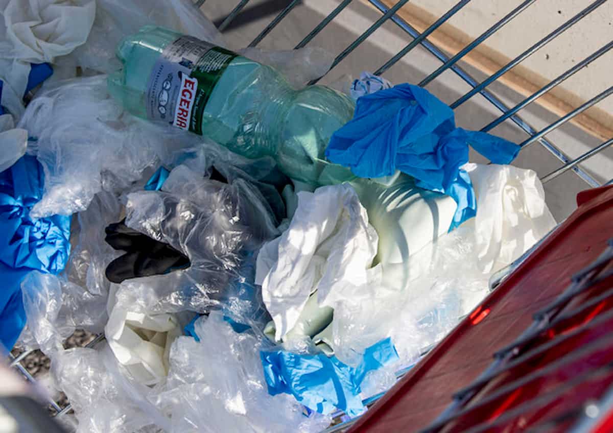 Iss: "Mascherine e guanti vanno smaltiti con i rifiuti indifferenziati e dentro un altro sacchetto"
