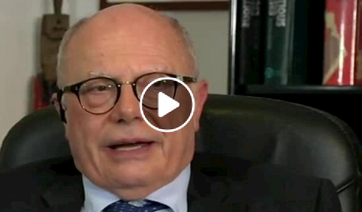 Coronavirus, l'infettivologo Galli: "A che serve entrare uno alla volta in negozio se si sta ore in fila"