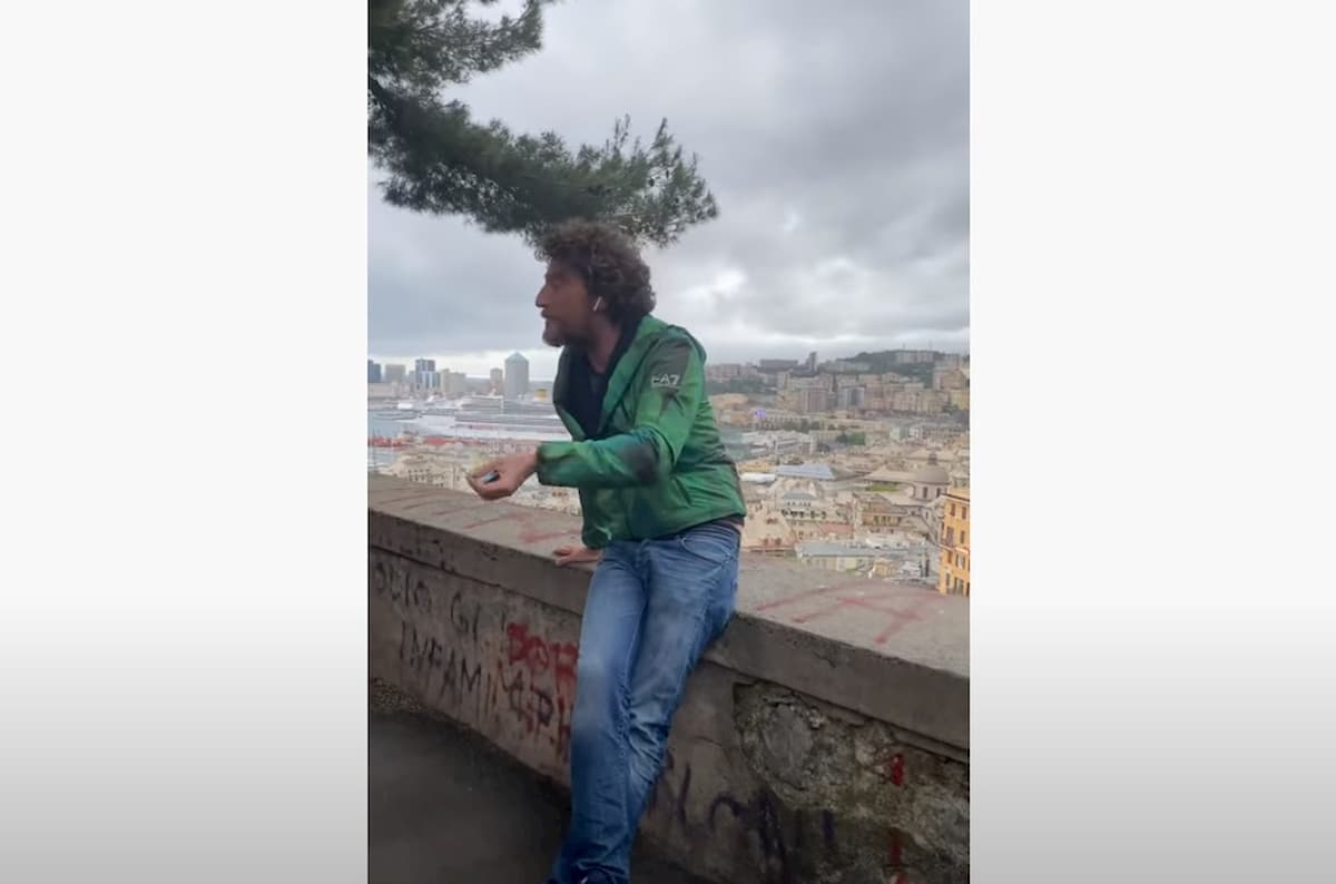 Maurizio Lastrico interrompe lo “show” in strada a Genova per il rischio assembramento VIDEO