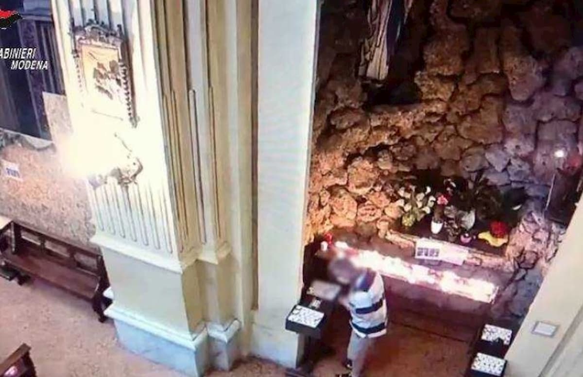 Formigine, carabinieri in borghese arrestano ladro di offerte durante la messa