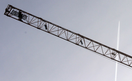 Milano, sale su una gru e minaccia suicidio. Ragazza salvata dai vigili del fuoco