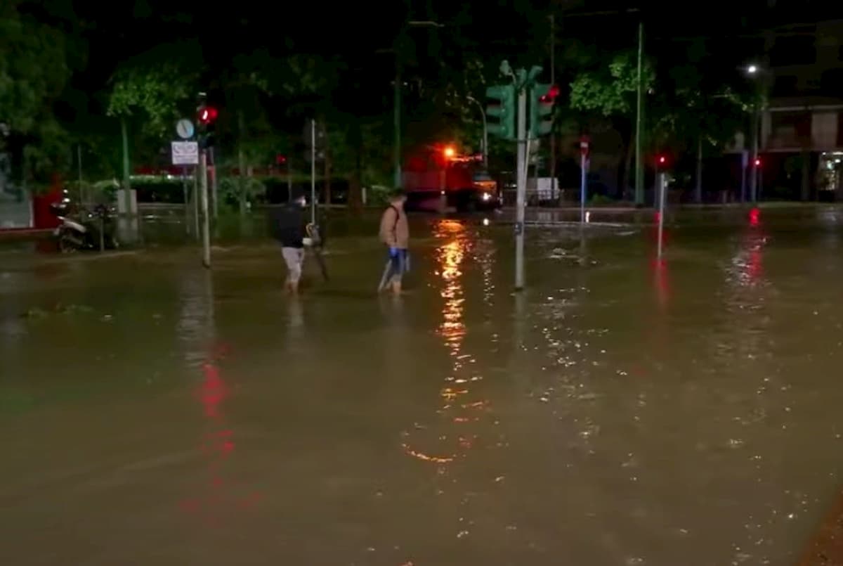 Nubifragio a Milano, a Locate Triulzi tre famiglie soccorso in gommone