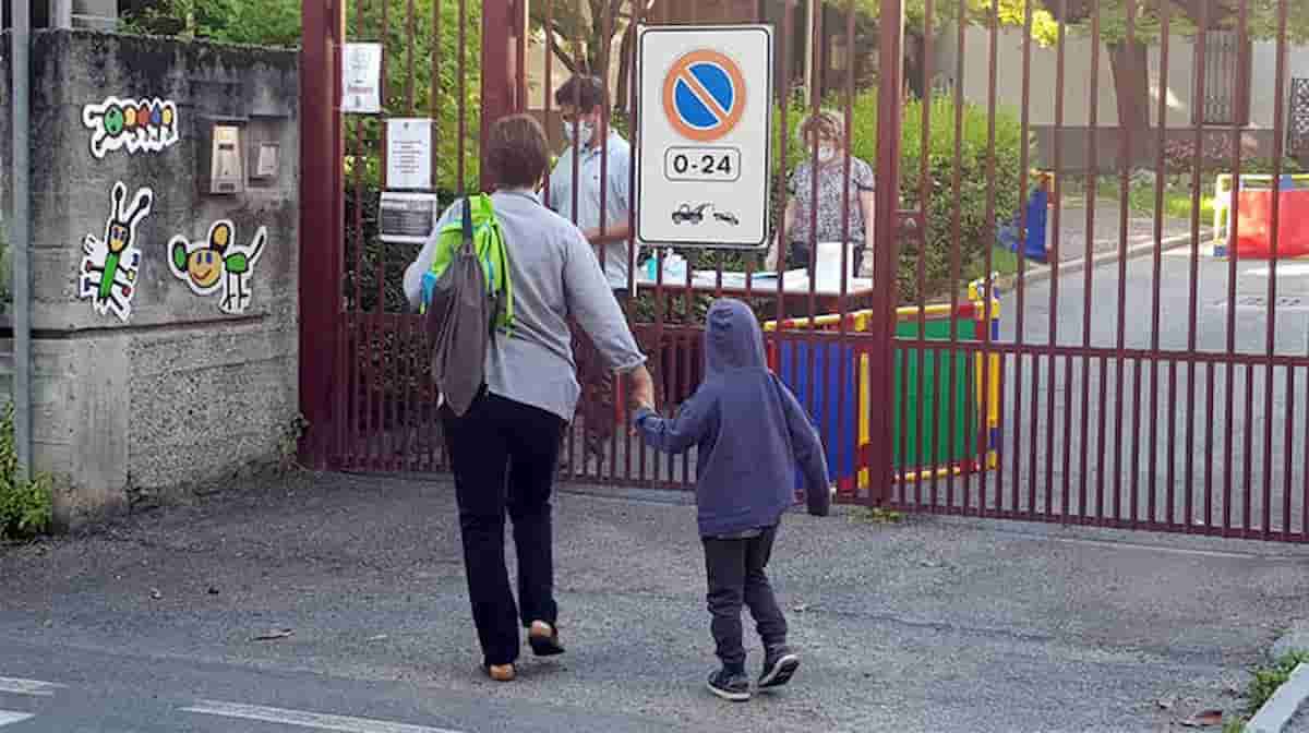 Fase 2. Under 18 al parco, piazza, bar, spiaggia...Ovunque ma non a scuola. L'Italia pavida