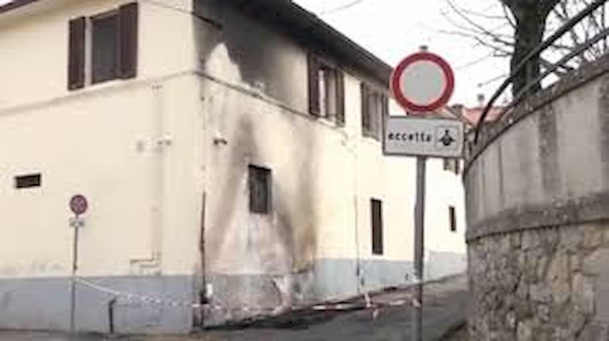 Pergine Valdarno, arrestato 18enne: tirò molotov contro caserma carabinieri