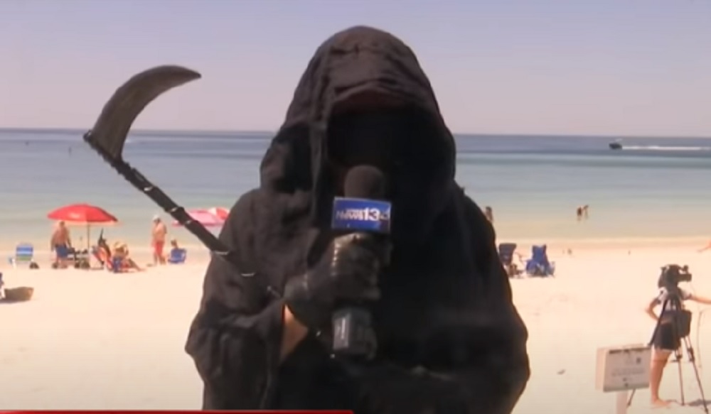 Vestito da morte sulla spiaggia della Florida: "A casa!". Usa, un morto ogni 44 secondi ad aprile
