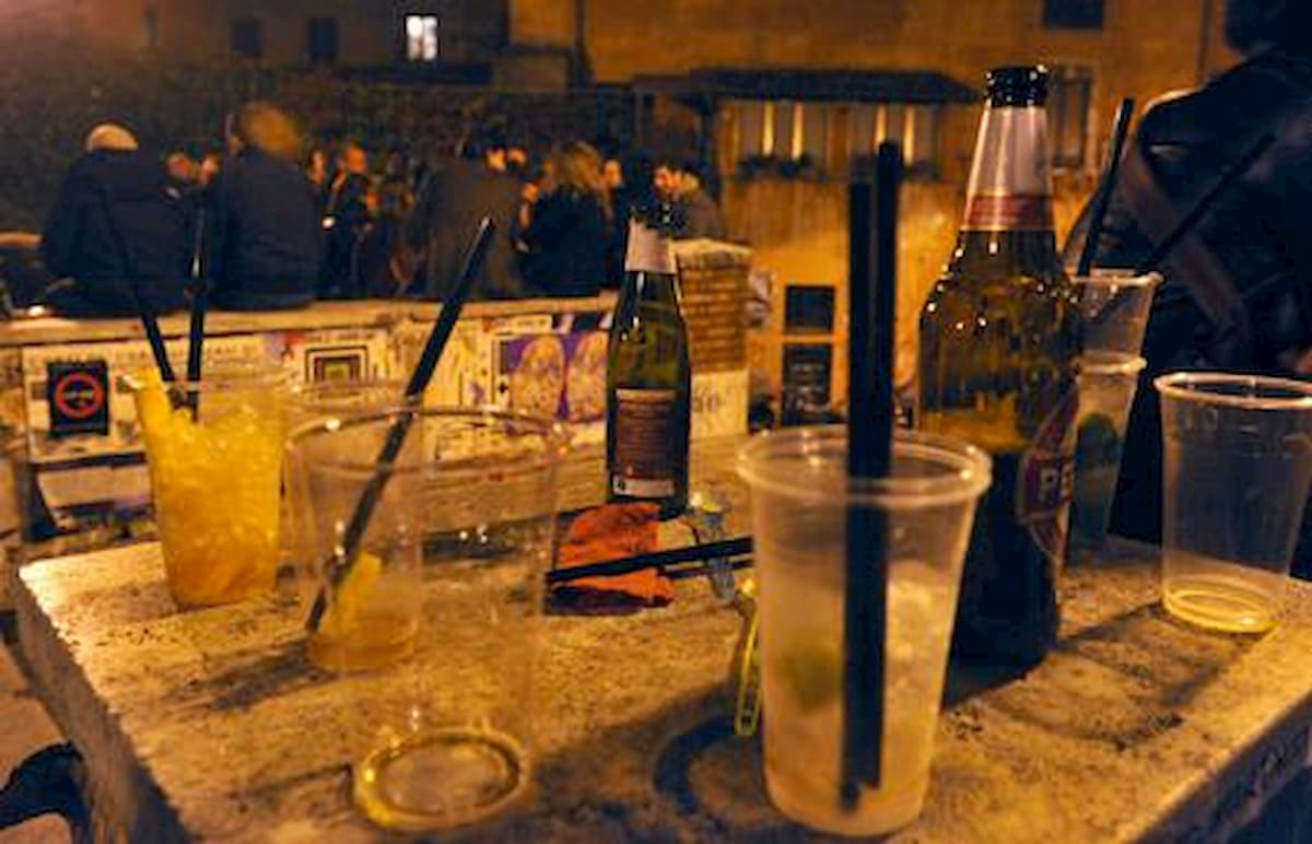 Caserta, divieto vendita bevande dalle 23. C'è paura di nuovi contagi per l'arrivo di giovani dai paesi vicini