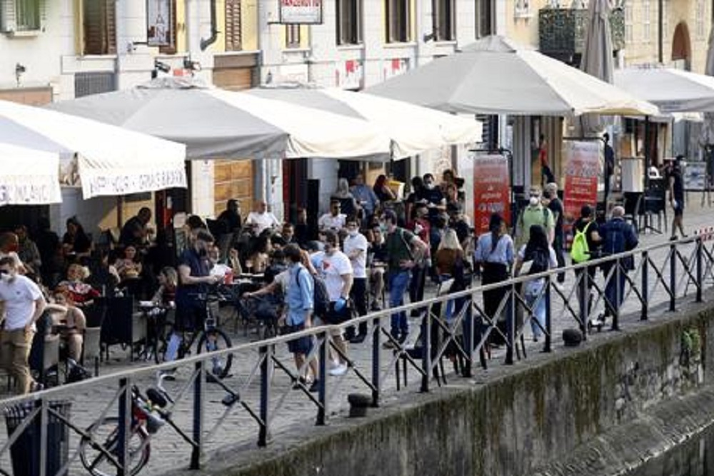Movida, locali chiudono alle 23. Gente in strada fino alle 4. Assembramenti e niente mascherine