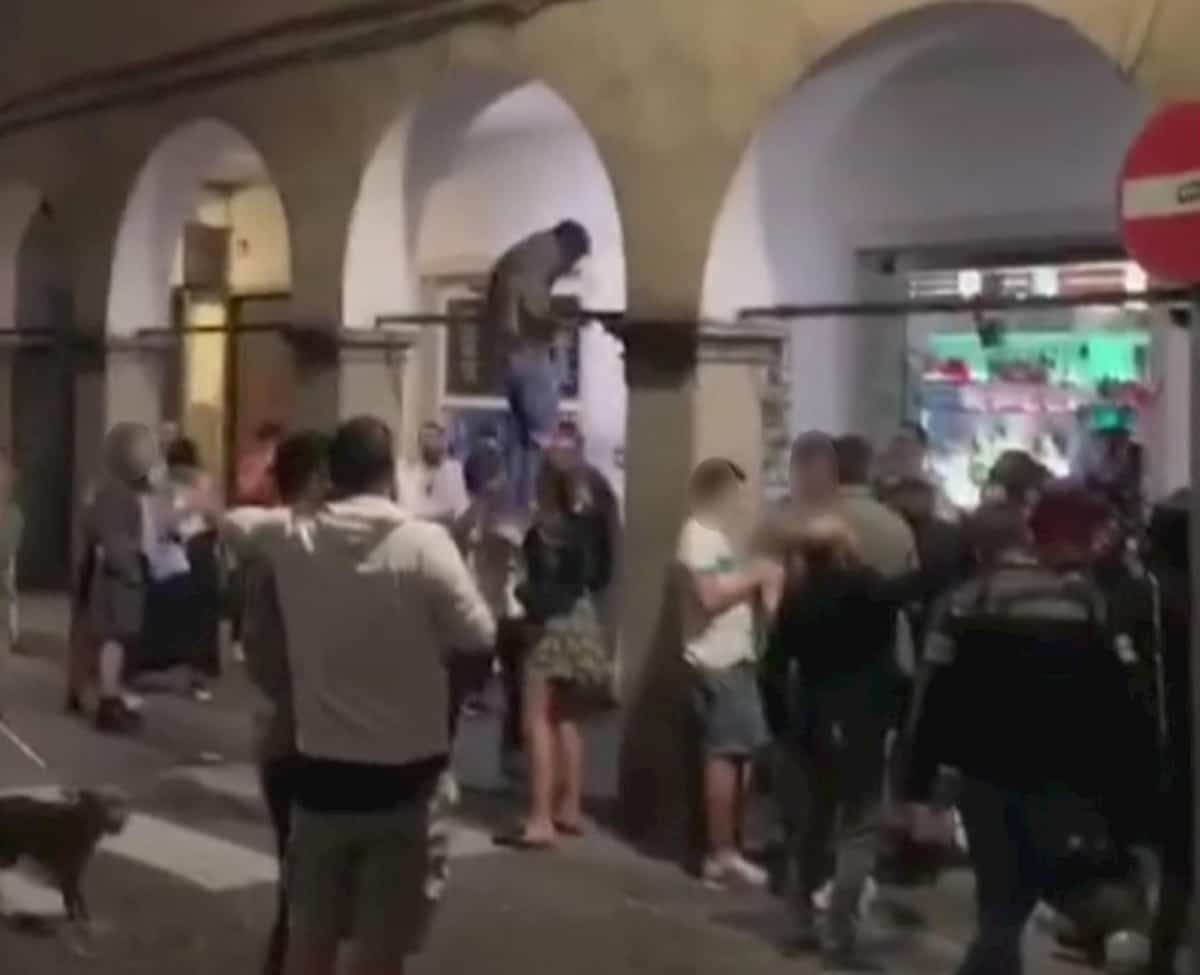 Fase 2. Movida, contagi, sindaci, multe...moglie ubriaca e botte piena non si può