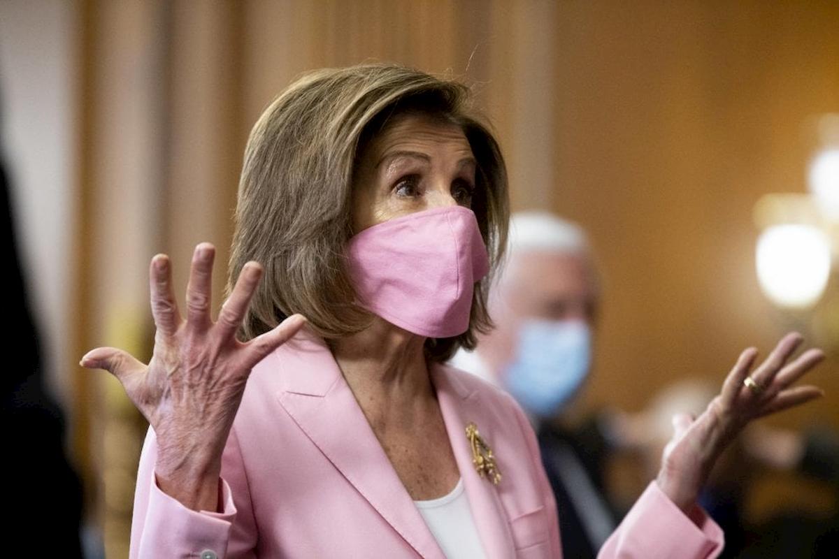 Coronavirus, mascherine abbinate all'abito o al costume: così diventano fashion