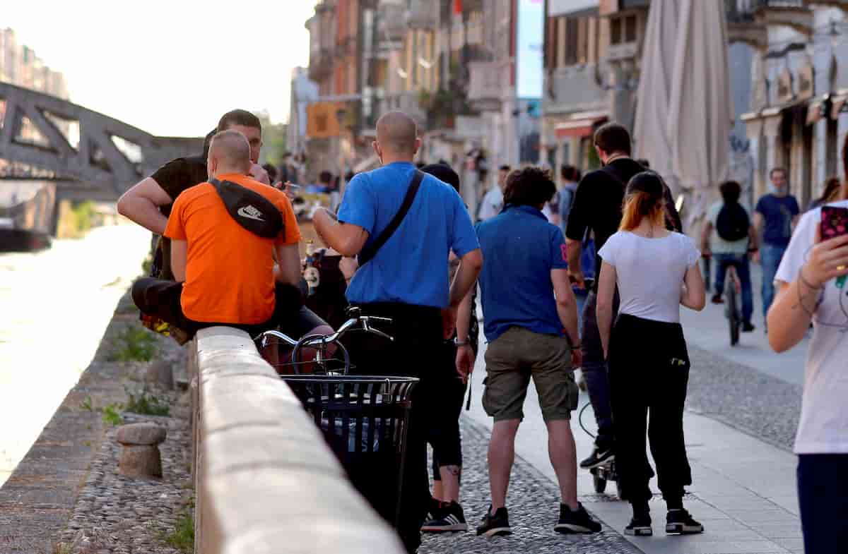Fase 2 e folla: Navigli a Milano e Lungomare a Bari: sindaci indignati, ma chi doveva controllare?