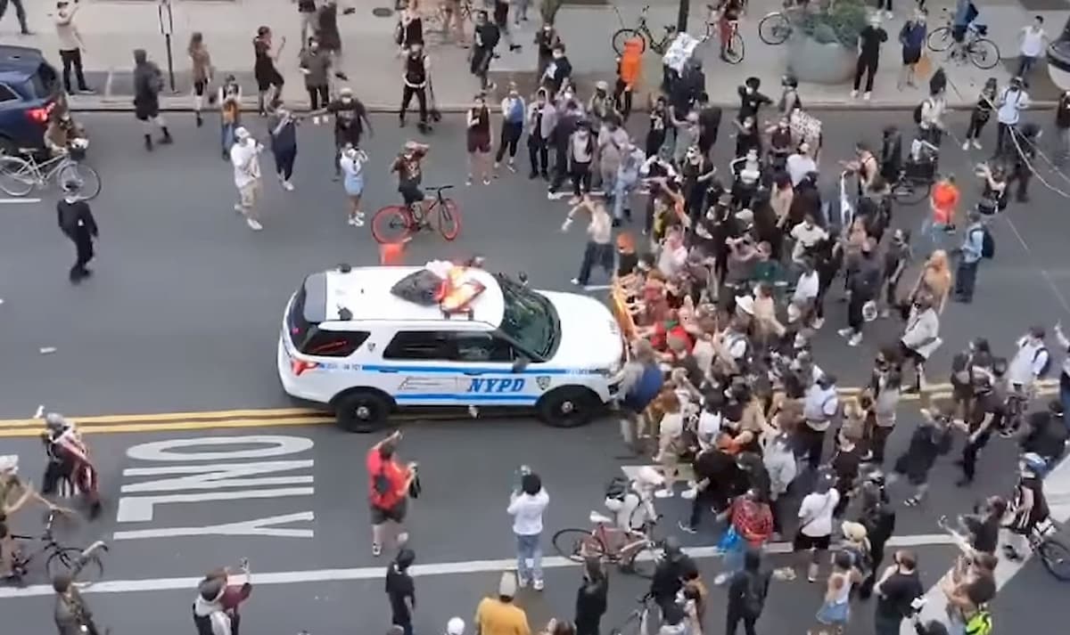 New York, suv della polizia investe manifestanti VIDEO