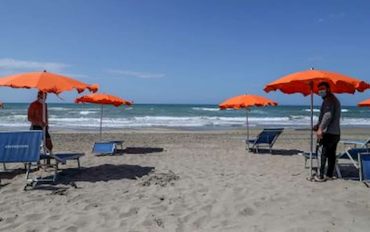 Fase 2 Vacanze, ma come? Al mare o in montagna tutti da lontano: regole assurde