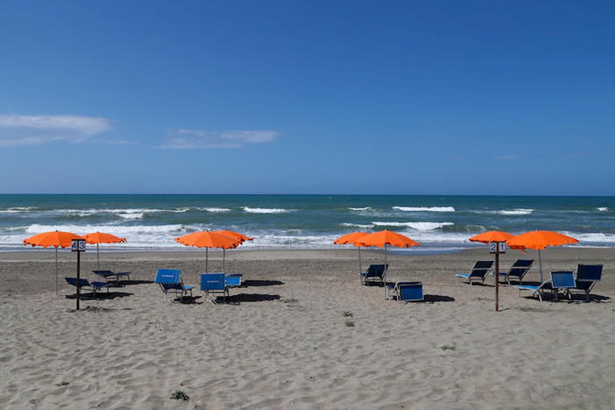 Spiagge: ombrelloni distanti 5 metri tra un palo e l'altro. Ma poi ognun per sé, è il "federalismo balneare"
