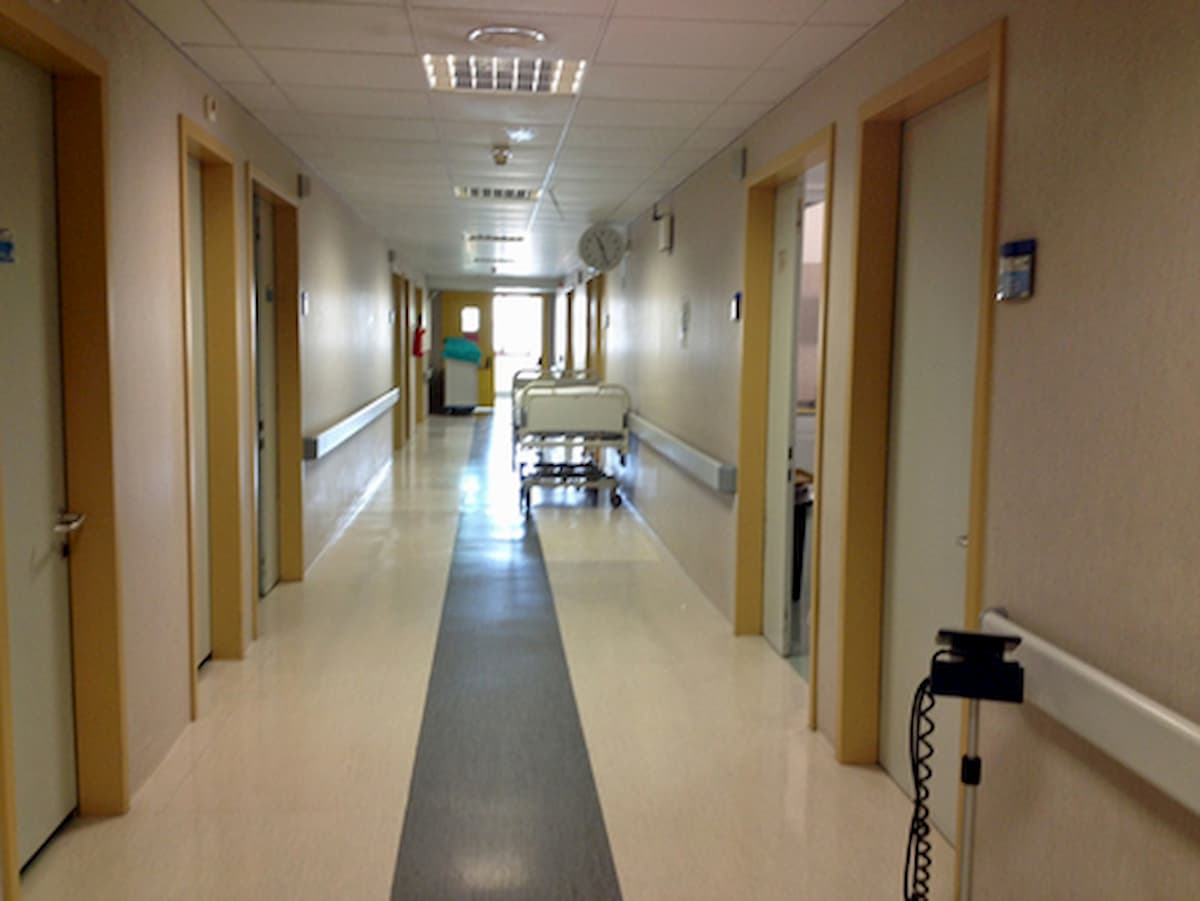 Cetraro, fa irruzione a volto coperto e con una mazza nel pronto soccorso