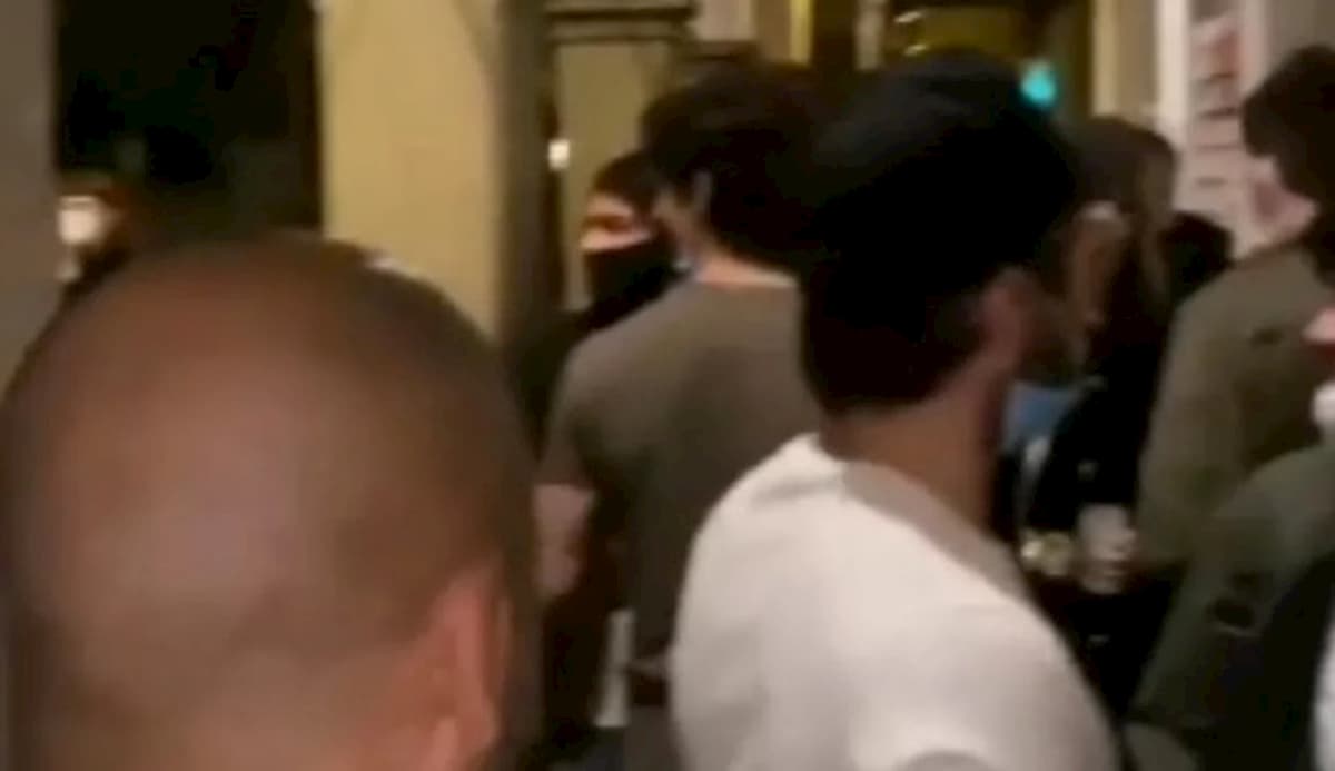 Coronavirus, folle festa in piazza a Padova: alcol e niente mascherine VIDEO